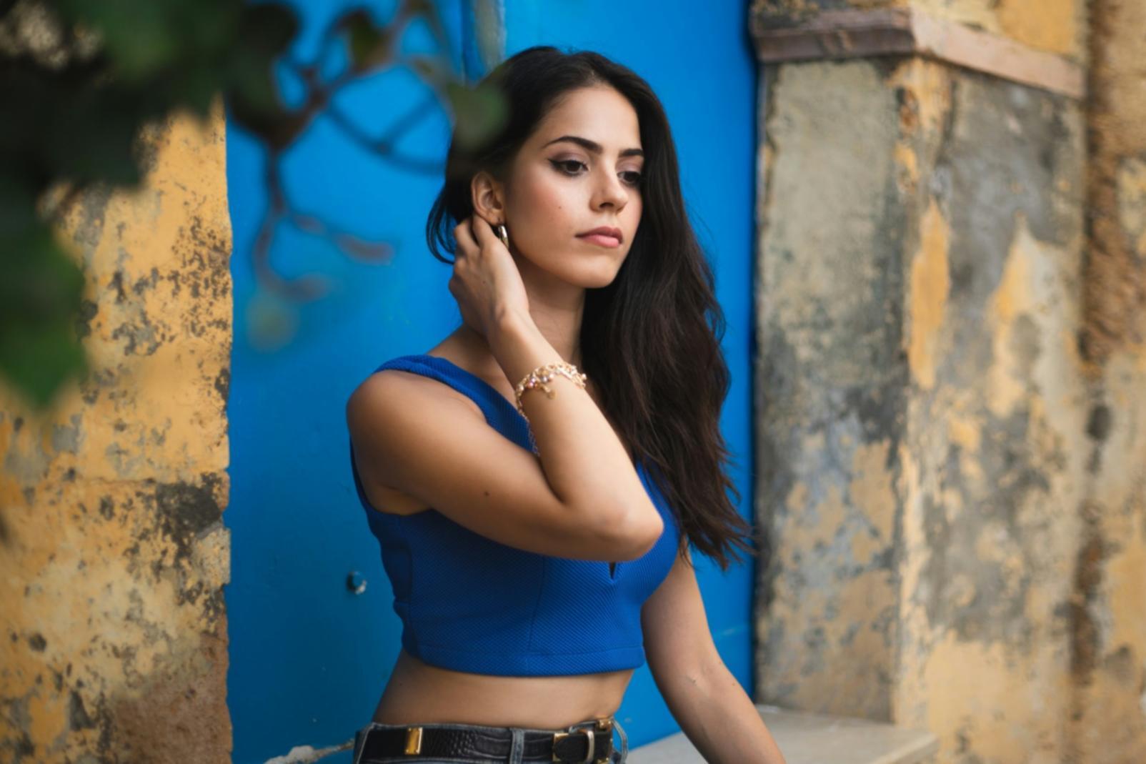 Sessione pratica con studentessa che apprende tecniche di contouring